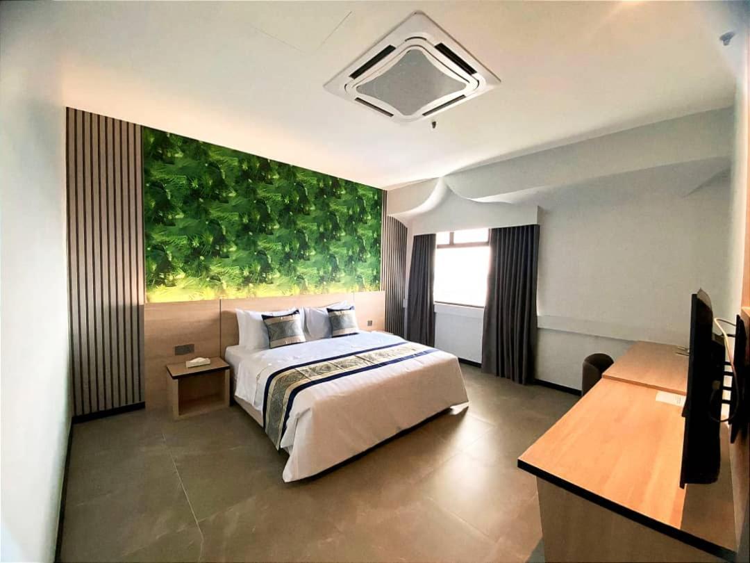 Traders Hotel